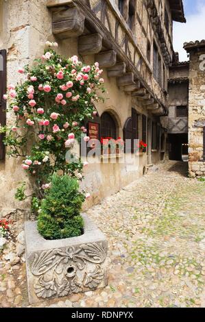 Straße mit Kopfsteinpflaster, mittelalterliche Stadt Perouges, Frankreich, Europa Stockfoto