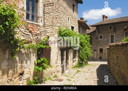 Straße mit Kopfsteinpflaster, mittelalterliche Stadt Perouges, Frankreich, Europa Stockfoto