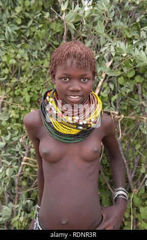 Nyangatom, bume oder Buma Mädchen mit Perlenketten, Omo Valley, Äthiopien, Afrika Stockfoto