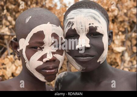 Zwei Nyangatom, bume oder Buma Jungen mit ihrem Gesicht gemalt, Omo Valley, Äthiopien, Afrika Stockfoto
