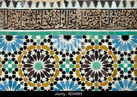 Marokkanische oder islamischen Kacheln oder Fliesen im c 16 Saadiergräber Marrakech oder Marrakesch Marokko Stockfoto