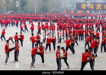 Dengfeng, China - Oktober 16, 2018: Schüler der Martial Arts School warm up vor dem Training. Shaolin Tempel. Stockfoto