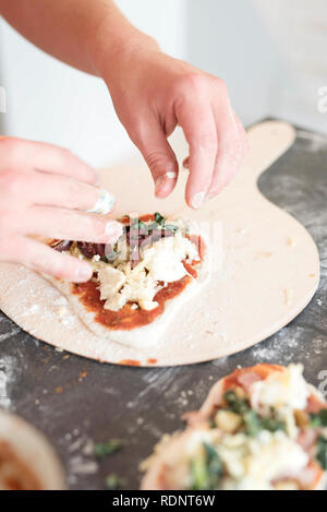 Kind hilft mit, Pizza Stockfoto