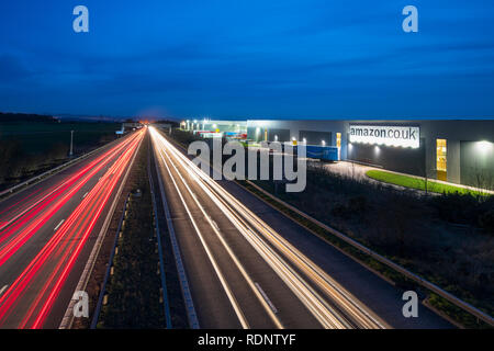 Blick auf Amazon Distribution Warehouse Center in Dunfermline, Fife, Schottland, Großbritannien Stockfoto