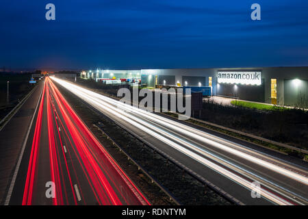 Blick auf Amazon Distribution Warehouse Center in Dunfermline, Fife, Schottland, Großbritannien Stockfoto