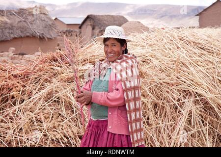 Traditionell gekleidete Frau auf einem Bauernhof im Juli, Puno, Peru, Südamerika Stockfoto