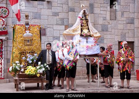 Traditionelle Trachtenumzug in Aguas Calientes, Peru, Südamerika Stockfoto