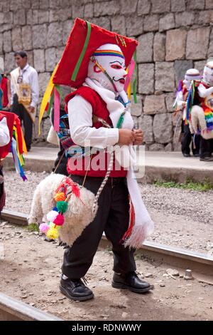 Mann, der eine Tracht bei einer Parade in Aguas Calientes, Peru, Südamerika Stockfoto