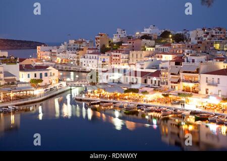 Blick am Abend auf Agios Nikolaos, Kreta, Griechenland, Europa Stockfoto