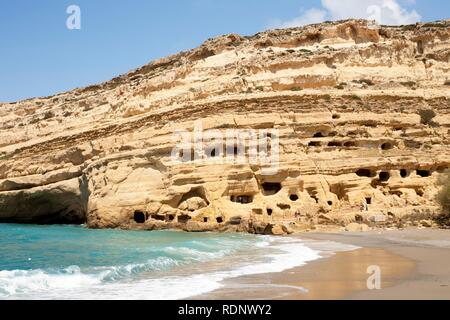 Kalkstein Höhlen am Strand von Matala, Kreta, Griechenland, Europa Stockfoto