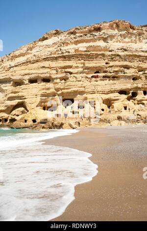 Kalkstein Höhlen am Strand von Matala, Kreta, Griechenland, Europa Stockfoto