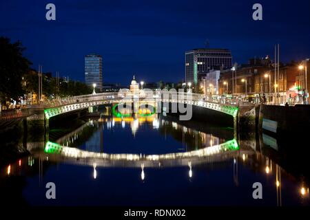 Beleuchtete Ha'Penny Bridge vor Liberty Hall, Custom House und die O'Connell Brücke, Dublin, Republik Irland, Europa Stockfoto