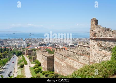 Panoramablick von Saloniki mit den Olymp in Nebel eingehüllt und kaum sichtbar, Zentralmakedonien, Griechenland, Europa Stockfoto