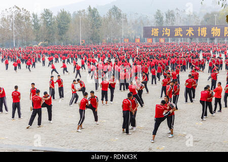 Dengfeng, China - Oktober 16, 2018: Schüler der Martial Arts School warm up vor dem Training. Shaolin Tempel. Stockfoto