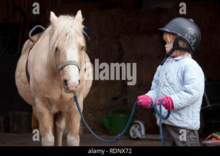 Junges Mädchen mit einem Pony Stockfoto