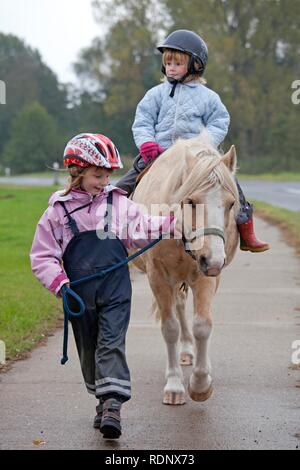 Zwei junge Mädchen mit einem Pony Stockfoto