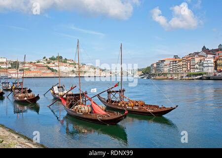 Portwein Boote auf dem Rio Douro Fluss, Porto, Portugal, Europa Stockfoto