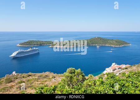 Kreuzfahrtschiff aus Verankerung Lokrum Insel in der Nähe von Dubrovnik, im südlichen Dalmatien, Adriaküste, Kroatien, Europa Stockfoto