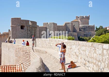 Auf der Stadtmauer der Altstadt von Dubrovnik, Fort Minceta, Süd Dalmatien, Adriaküste, Kroatien, Europa Stockfoto