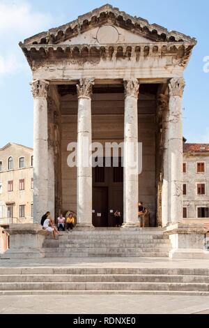 Augustus Tempel, der Hauptplatz von Pula, Istrien, Adria, Kroatien, Europa Stockfoto