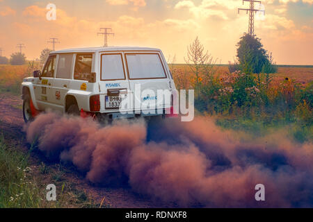 Ruse, Bulgarien - 21. Juli 2017. Ivanovo Bereich Village, Ruse, Bulgarien, Weiß Rally Car in Aktion Stockfoto