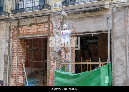 Malaga, Spanien - 10 April, 2018. Arbeitnehmer der Renovierung von Gewerbeflächen in der Altstadt von Malaga, Spanien. Stockfoto