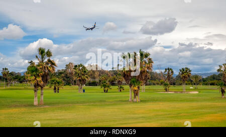 Malaga, Spanien - 07 April, 2018. Ein Flugzeug landete auf den Golfplatz Real Club de Campo de Malaga, Spanien Stockfoto