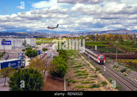 Malaga, Spanien - 07 April, 2018. Flugzeug Landung über das Einkaufszentrum Stockfoto