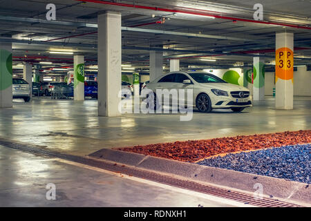 Malaga, Spanien - 07 April, 2018. Autos in der Tiefgarage Stockfoto