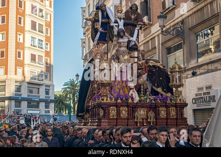 Malaga, Spanien - 30. März 2018. Katholische Religiöse Prozession in der Heiligen Woche in einem spanischen Straße Stadt Stockfoto