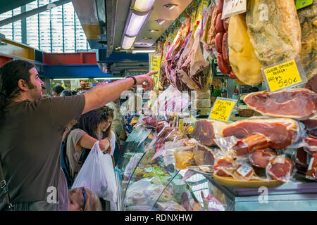 Malaga, Spanien - 05 Mai, 2018. Kunden an der Spanische Spezialitäten fom Ataranzanas Central Market, Malaga, Spanien Stockfoto