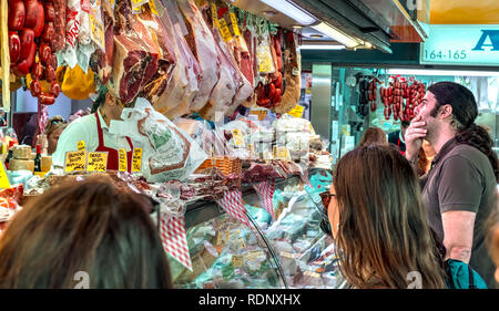 Malaga, Spanien - 05 Mai, 2018. Kunden an der Spanische Spezialitäten fom Ataranzanas Central Market, Malaga, Spanien Stockfoto