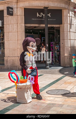 Malaga, Spanien - 26. Mai 2018. Disney Mickey Maus kostümierten Charakter Verkauf von Ballons, um Kinder an der Platz der Verfassung, Malaga, Costa del Sol, Stockfoto