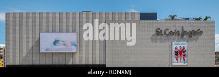 Malaga, Spanien - 26. Mai 2018. Fassade des Kaufhauses El Corte Ingles (Englisch abgeschnitten Mall), Malaga, Costa del Sol, Andalusien, Spanien Stockfoto