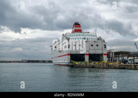 Malaga, Spanien - 10 April, 2018. Fähre Trasmediterranea warten auf Fahrzeug in Malaga, Spanien laden. Stockfoto