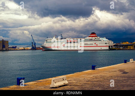 Malaga, Spanien - 10 April, 2018. Fähre Trasmediterranea für Fahrzeug in Malaga, Spanien laden warten. Stockfoto