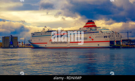 Malaga, Spanien - 10 April, 2018. Fähre Trasmediterranea warten auf Fahrzeug in Malaga, Spanien laden. Stockfoto