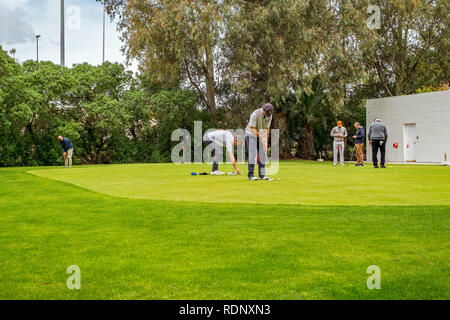 Malaga, Spanien - 07 April, 2018. Golf Trainer arbeiten mit Golf Player auf der Driving Range Stockfoto