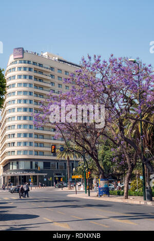 Malaga, Spanien - 18. Mai 2018. Hotel Marriott, Hotel AC Malaga Palacio, im Frühling. Stockfoto