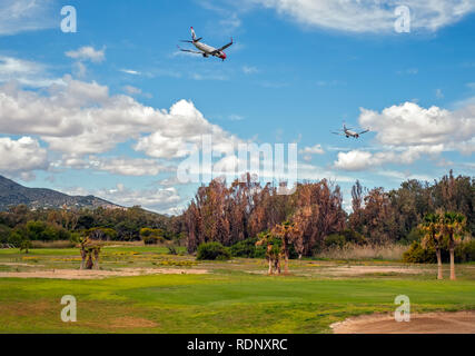 Malaga, Spanien - 07 April, 2018. Flugzeug von Norwegian Air Shuttle landete auf den Golfplatz Real Club de Campo de Malaga, SpainNorwegian Luft Shutt Stockfoto