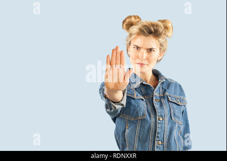 Sehr schöne junge emrtional Mädchen zeigt mit den Händen ein Stoppschild auf einem isolierten Hintergrund. Mädchen sagen Sie Beenden Stockfoto