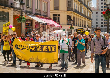 Malaga, Spanien - 12. Mai 2018. Personen Mitglieder des Malaga No Se Vende Plattform, die sich auf dem Marques de Larios Fußgängerzone, im historischen Cent Stockfoto