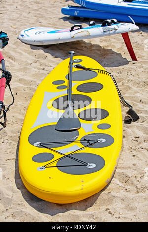 Surfbretter am Strand an der sonnigen Tag im Sommer, bunte Surfboard auf dem Sand, Sommer Zeit mit den besten Freunden Stockfoto