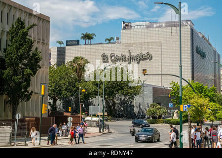 Fassade des Kaufhauses El Corte Ingles, Shopping Straße voller Menschen Stockfoto