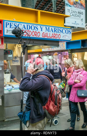 Malaga, Spanien - 17. März 2018. Ein Mensch, der Töne in der zentralen Markt Stockfoto