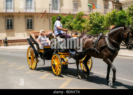 Malaga, Spanien - 26. Mai 2018. Touristen, die auf einem Spaziergang mit einem Wagen an der historischen und künstlerischen Zentrum der Provinz Malaga, Costa del Sol, Andalusien, S Stockfoto