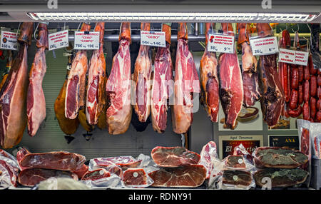 Malaga, Spanien - August 04, 2018. Spanische Schinken oder Jamon Iberico und andere spanische Spezialitäten auf dem Markt der Ataranzanas Central Market, Malag Stockfoto