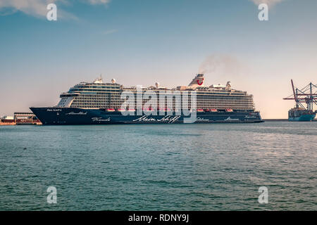 Malaga, Spanien - 23 August 2018. Mein Schiff 6 Kreuzfahrtschiff, besessen und durch die Rccl (TUI AG und Royal Caribbean Cruises Ltd.), am Hafen der angedockten betrieben Stockfoto