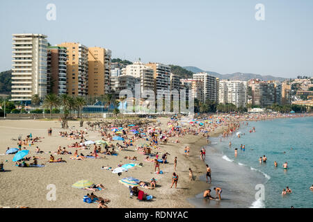 Malaga, Spanien - 26. Mai 2018. Die Leute am Strand Malagueta, Malaga, Costa del Sol, Provinz Malaga, Andalusien, Spanien, Westeuropa Stockfoto