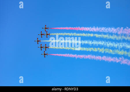 Torre del Mar, Spanien - Juli 29., 2018. Red Flugzeuge aerobatic Gruppe aus der Schwedische Patrouille Zeichnung spanische Flagge Abbildung am Himmel in der Festival AEREO I Stockfoto